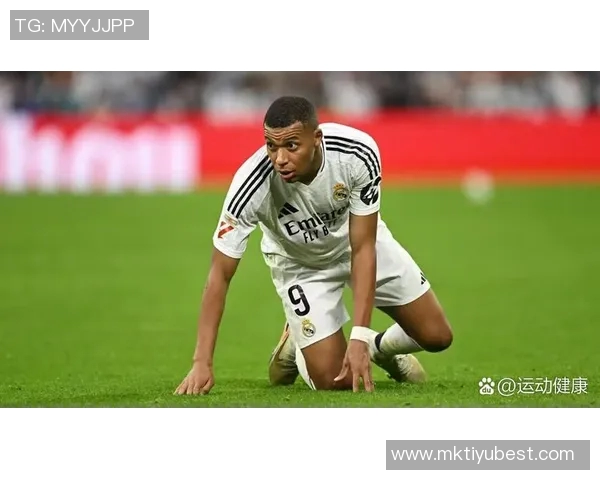 皇马反击机会错失姆巴佩禁区前射门偏离目标成高射炮